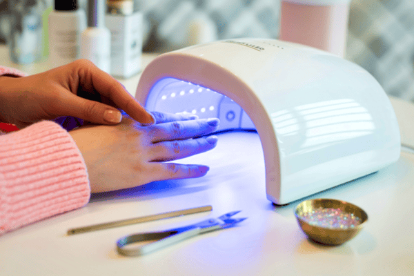 Lampă UV pentru unghii: 8 greșeli frecvente care afectează rezistența manichiurii 